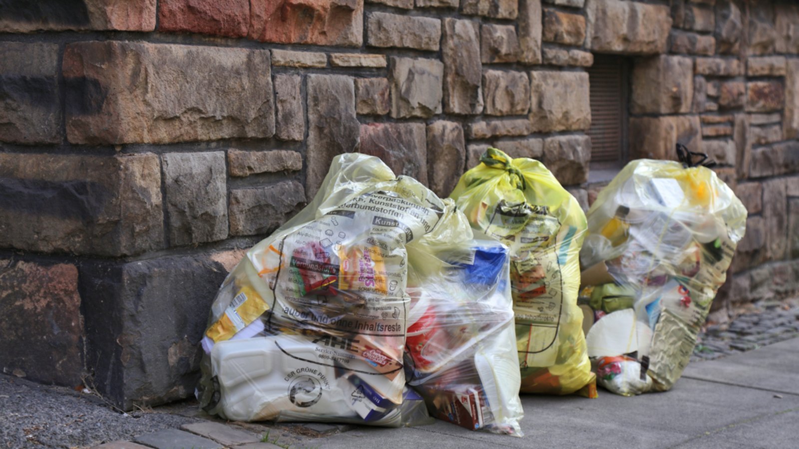 In immer mehr Regionen und Kommunen in Deutschland werden die Gelben Säcke durch die Gelbe Tonne ersetzt. Warum das so ist, erfahren Sie hier.Foto: Tupungato / Shutterstock.com In immer mehr Regionen und Kommunen in Deutschland werden die Gelben Säcke durch die Gelbe Tonne ersetzt. Warum das so ist, erfahren Sie hier.Foto: Tupungato / Shutterstock.com