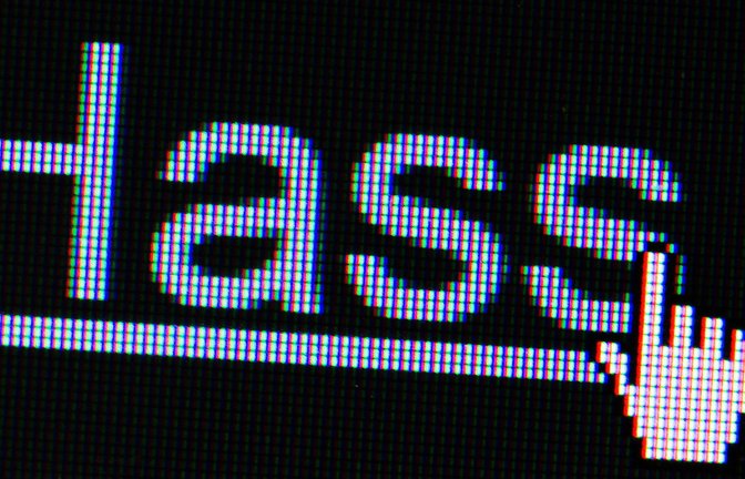 Nachdem sie den Tod ihres Babys öffentlich gemacht hatten, begegnete dem Pärchen eine Welle des Hasses, berichtet Influencerin Lisa-Marie Straube. (Symbolbild)<span class='image-autor'>Foto: Lukas Schulze/dpa</span>