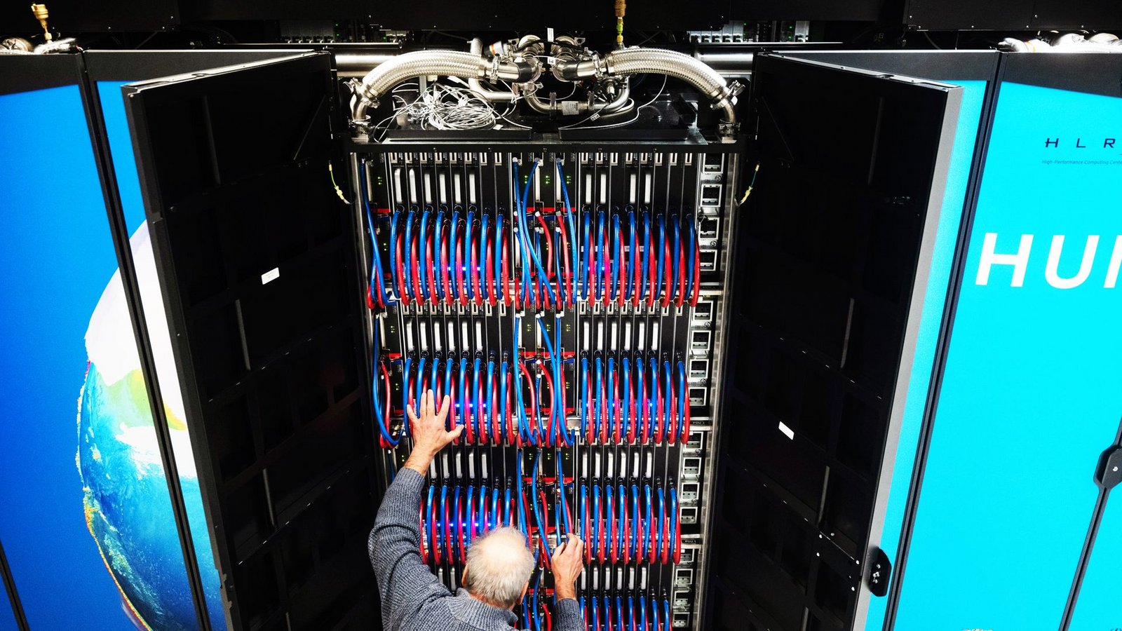 Alles verkabelt? An der Uni Stuttgart berechnet ein Supercomputer bereits KI-Anwendungen.Foto: Marijan Murat/dpa Alles verkabelt? An der Uni Stuttgart berechnet ein Supercomputer bereits KI-Anwendungen.Foto: Marijan Murat/dpa