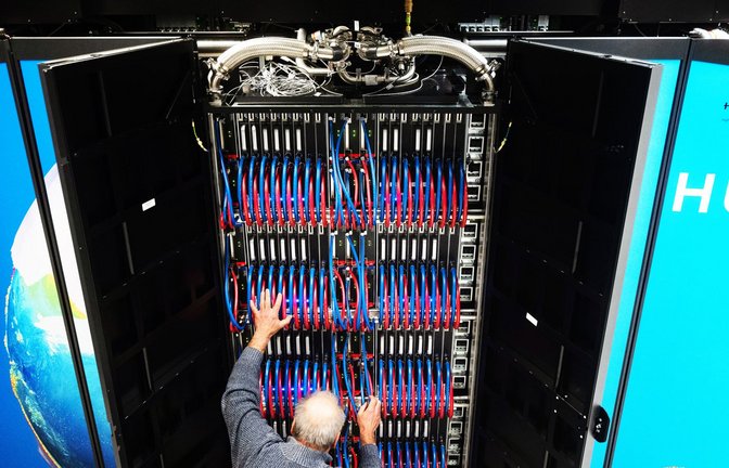 Alles verkabelt? An der Uni Stuttgart berechnet ein Supercomputer bereits KI-Anwendungen.<span class='image-autor'>Foto: Marijan Murat/dpa</span>