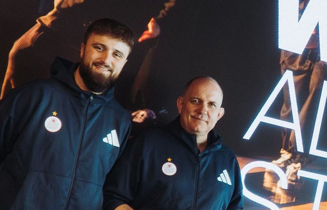 Teammanager Moritz Zeithammel (li.) und Aurel Irion, der Geschäftsführer des Volleyball-Bundesligisten Allianz MTV Stuttgart, freuen sich auf die Zusammenarbeit mit dem Sportartikelhersteller Adidas.<span class='image-autor'>Foto: red</span>