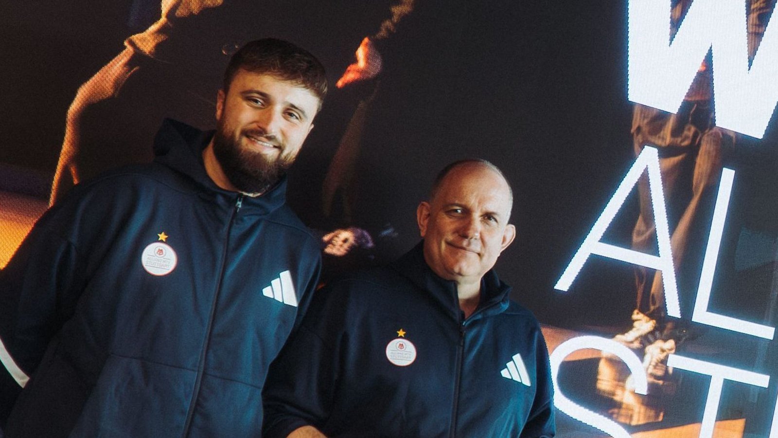 Teammanager Moritz Zeithammel (li.) und Aurel Irion, der Geschäftsführer des Volleyball-Bundesligisten Allianz MTV Stuttgart, freuen sich auf die Zusammenarbeit mit dem Sportartikelhersteller Adidas.Foto: red Teammanager Moritz Zeithammel (li.) und Aurel Irion, der Geschäftsführer des Volleyball-Bundesligisten Allianz MTV Stuttgart, freuen sich auf die Zusammenarbeit mit dem Sportartikelhersteller Adidas.Foto: red