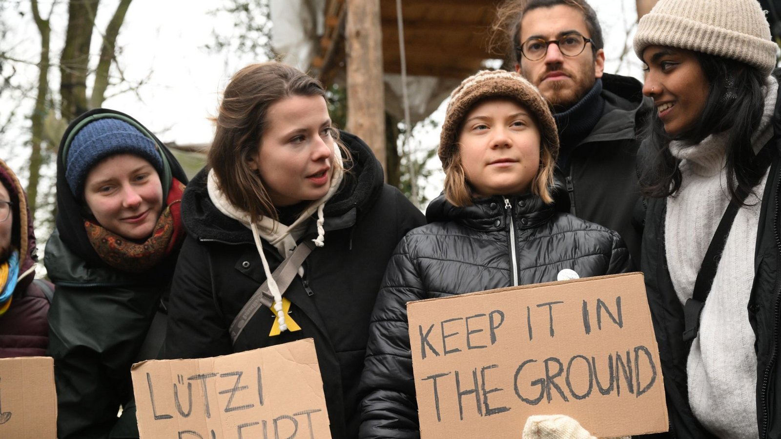 Die Klimaaktivistinnen Luisa Neubauer (2.v.l), Greta Thunberg (3.v.r), Lakshmi Thevasagayam (r) und der Klimaktivist Florian Özcan (2.v.r) protestieren in Lützerath.Foto: Federico Gambarini/dpa