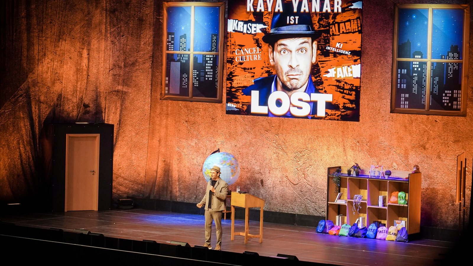 Es hat sich viel verändert in der Welt, seit Kaya Yanar als Comedian begonnen hat – nun ist er eigenen Angaben zufolge „Lost“, also verloren.Foto: Ferdinando Iannone Es hat sich viel verändert in der Welt, seit Kaya Yanar als Comedian begonnen hat – nun ist er eigenen Angaben zufolge „Lost“, also verloren.Foto: Ferdinando Iannone