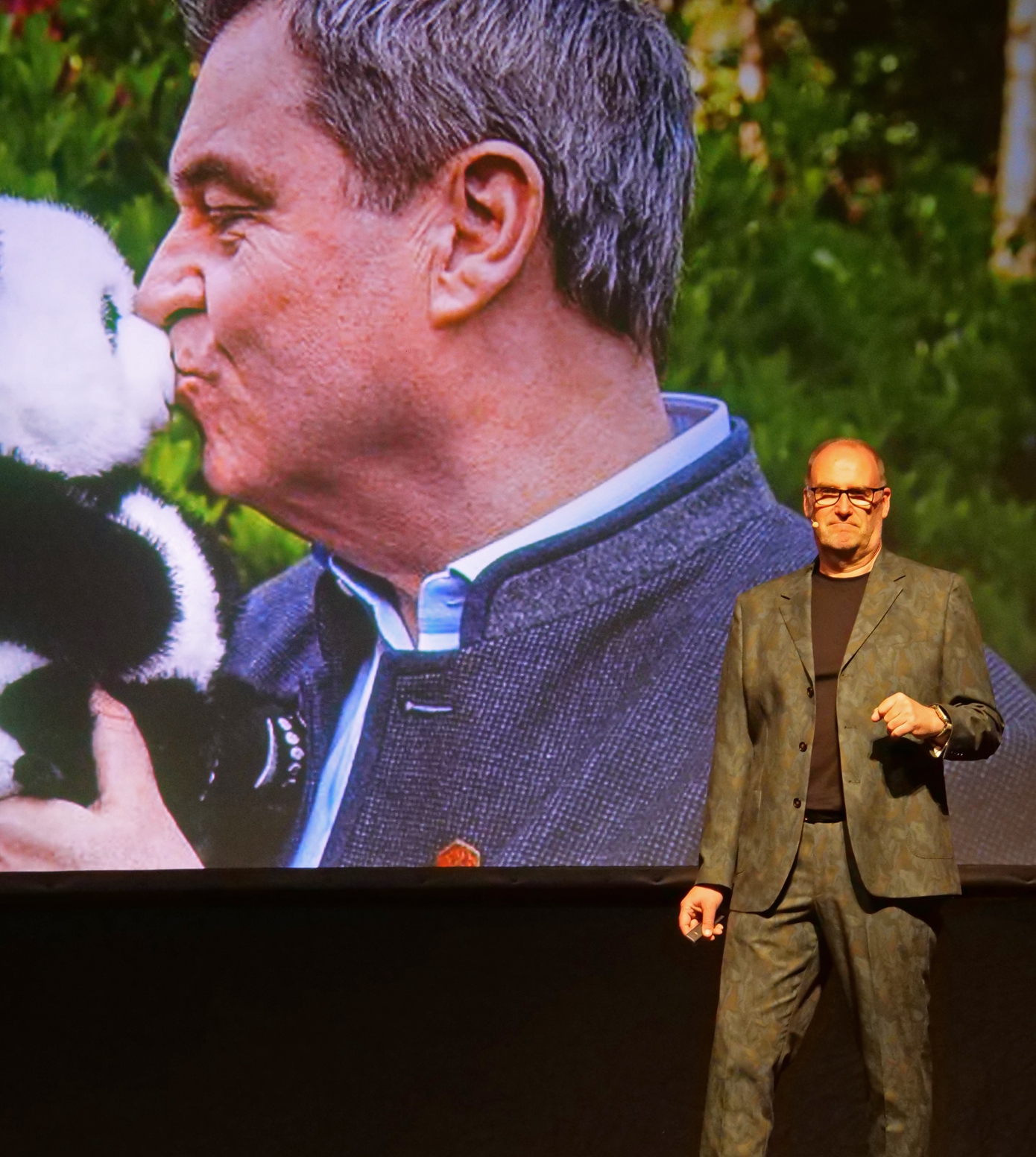 Eine überdrehte Realität auf die Spitze treiben