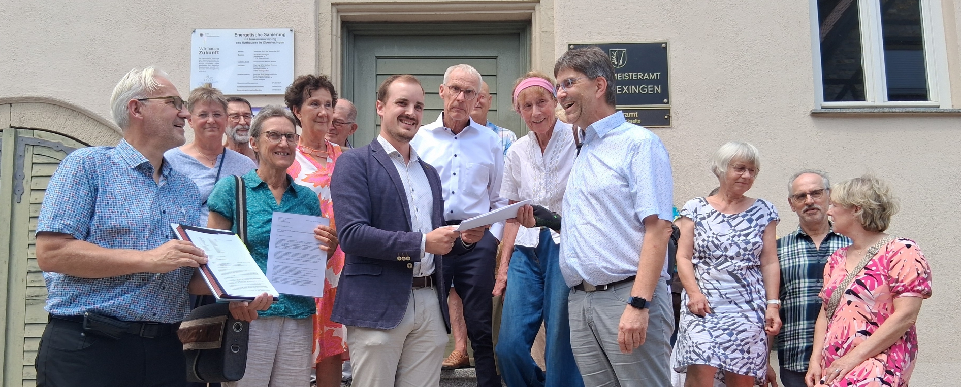 Wird die Einwendungen mit dem Gemeinderat besprechen: Bürgermeister Ron Keller (Mitte) nimmt die Unterschriftenliste von Stefan Kriso entgegen. Foto: Kauer Wird die Einwendungen mit dem Gemeinderat besprechen: Bürgermeister Ron Keller (Mitte) nimmt die Unterschriftenliste von Stefan Kriso entgegen. Foto: Kauer