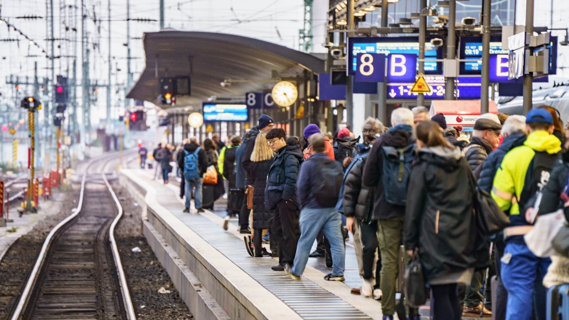 Die Deutsche Bahn stellt am Samstag angesichts des bevorstehenden Warnstreiks ein deutlich erhöhtes Fahrgastaufkommen fest.Foto: Frank Rumpenhorst/dpa/Archiv