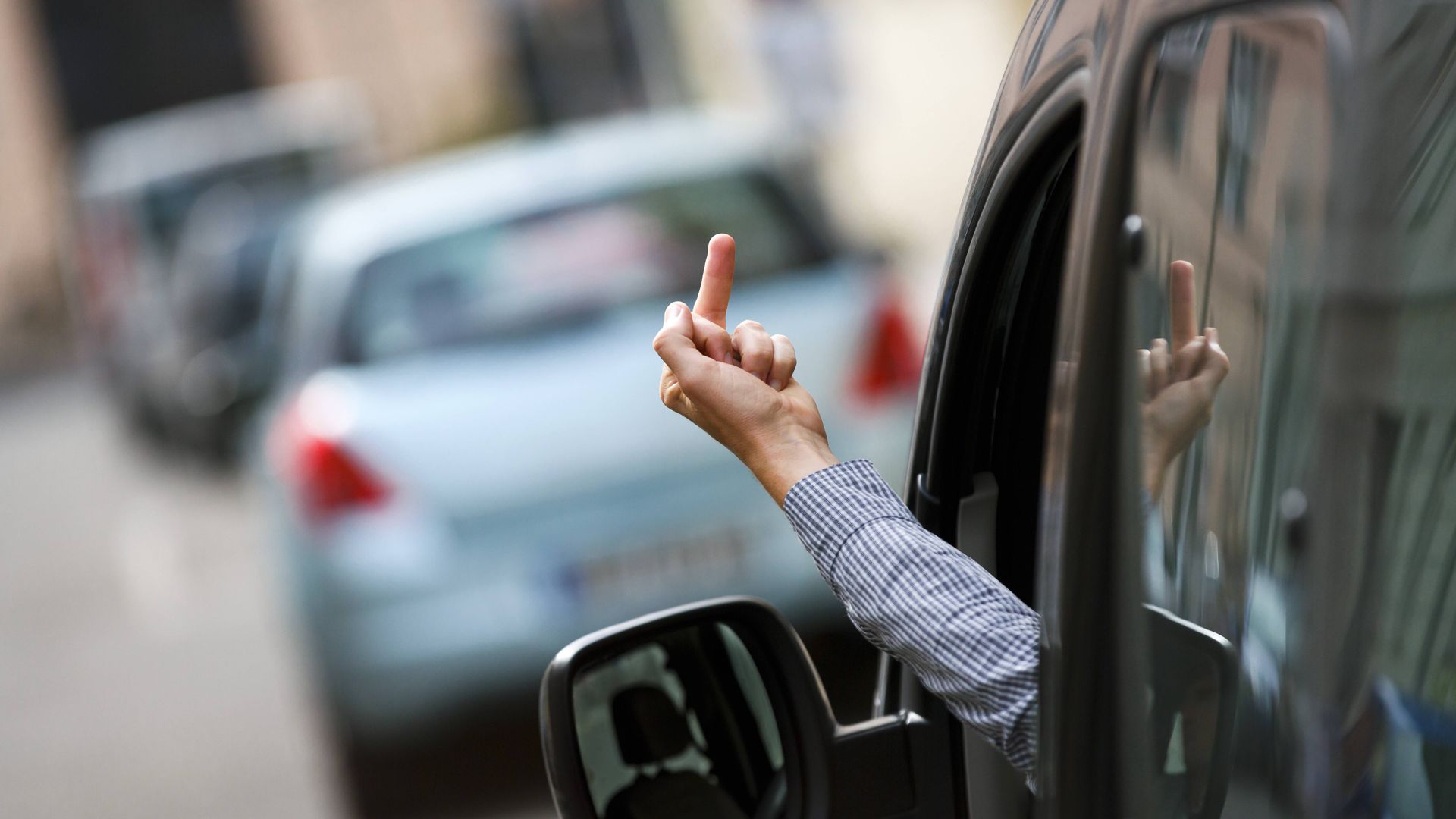 Strafe Zeichen Stinkefinger wird zum Quotenhit – droht nun eine Strafe?