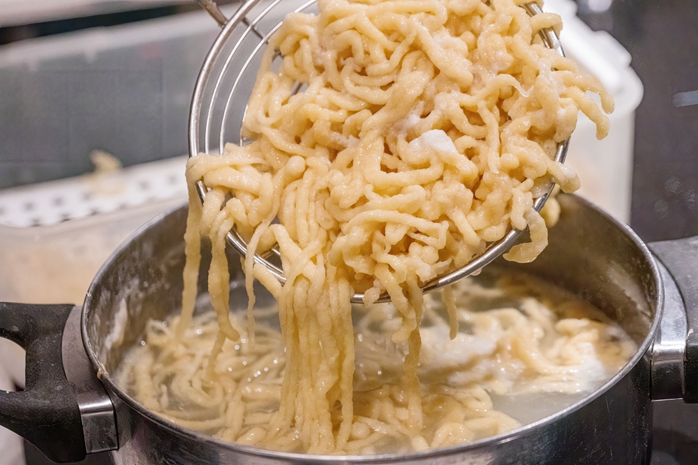 Entdecken Sie köstliche Beilagen und Rezepte für Spätzle, von Zwiebelrostbraten bis Käsespätzle. Finden Sie jetzt heraus, was man zu Spätzle essen kann!<span class='image-autor'>Foto: Marc Stephan / Shutterstock.com</span>
