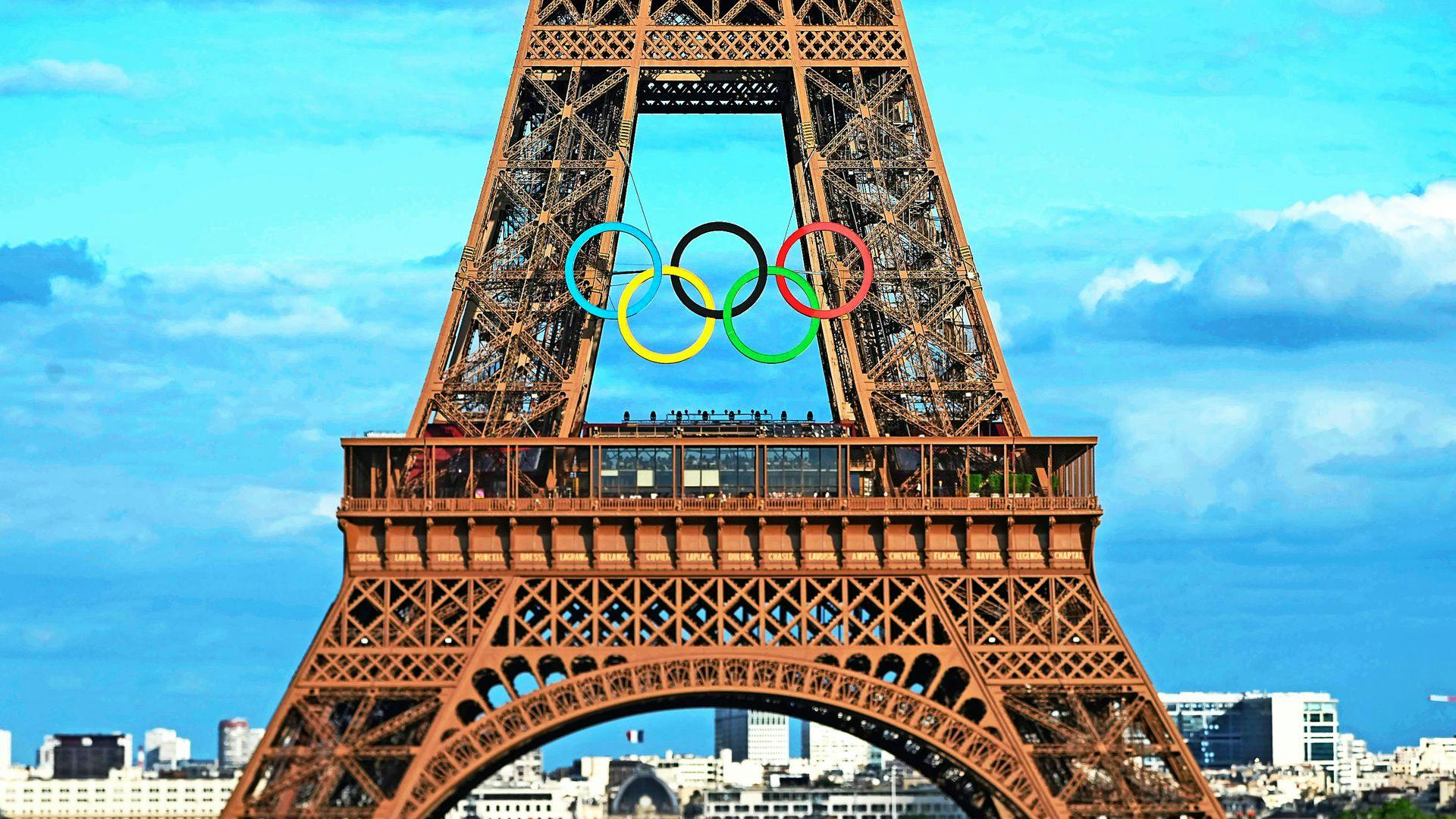 Die Bürgermeisterin will sie behalten, ihre Kritiker wollen, dass sie verschwinden: Die olympischen Ringe am Eiffelturm.<span class='image-autor'>Foto: dpa/Michael Kappeler</span>