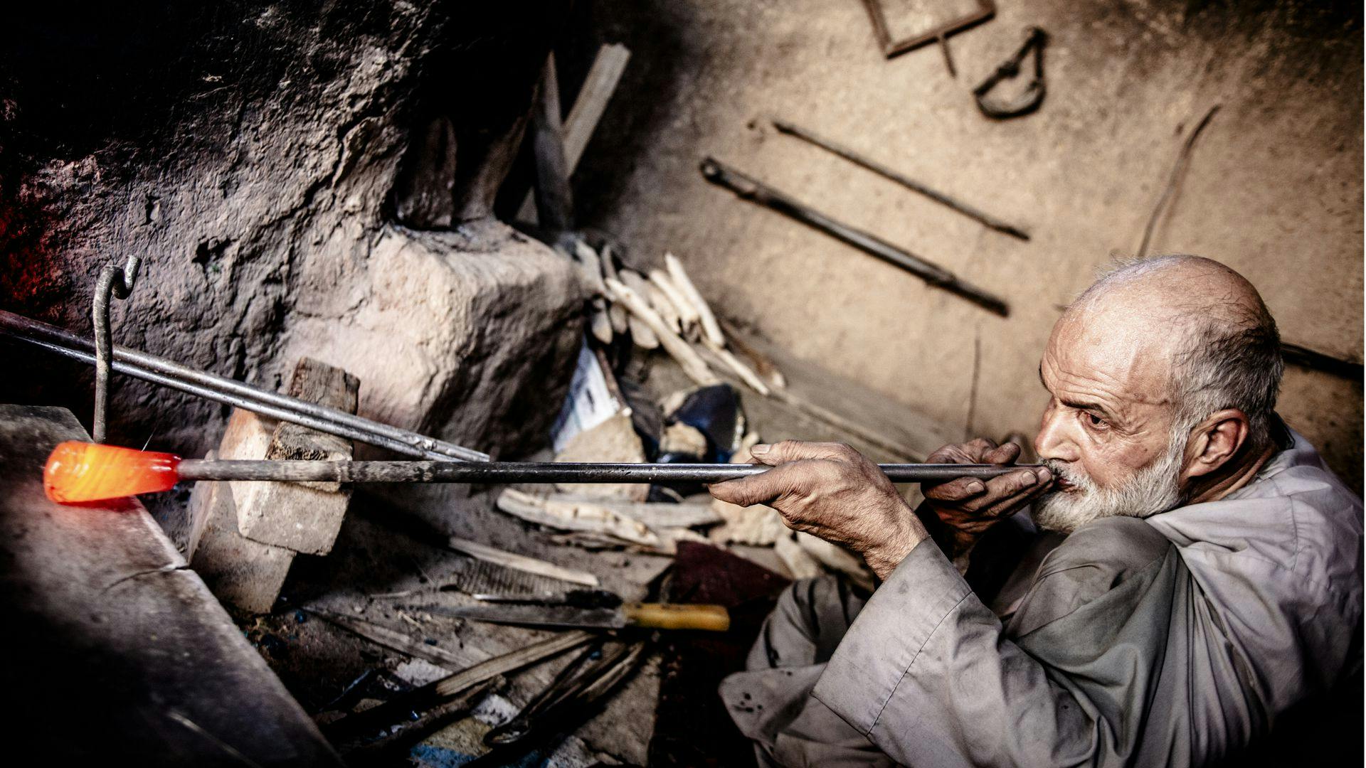 Die Glaspfeifen der Glasbläser in Herat werden aus alten Gewehrläufen hergestellt.<span class='image-autor'>Foto: Andy Spyra</span>