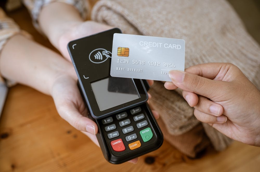 Beim Bezahlen mit der Karte treten aktuell Probleme auf.<span class='image-autor'>Foto: BongkarnGraphic / shutterstock.com</span>