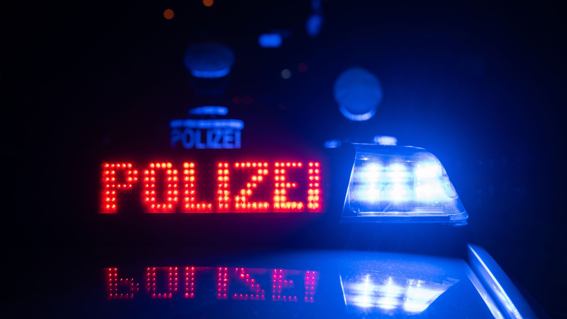 Beamte der Polizei kontrollierten den Mercedes-Fahrer, der mit einem mobilen Blaulicht in Reutlingen unterwegs war. (Symbolbild)Foto: Marijan Murat/dpa/Marijan Murat Beamte der Polizei kontrollierten den Mercedes-Fahrer, der mit einem mobilen Blaulicht in Reutlingen unterwegs war. (Symbolbild)Foto: Marijan Murat/dpa/Marijan Murat