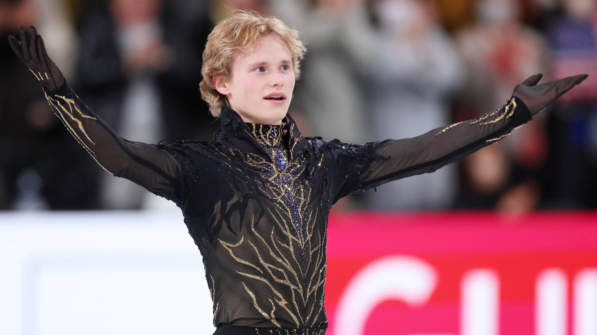 Ilia Malinin, EiskunstlaufenWer einen ganz besonderen olympischen Moment erleben möchte, sollte sich den 13. Februar vormerken. An diesem Freitag findet die Kür der Eiskunstläufer statt – mit dem Mann, dessen Spitzname „Vierfach-Gott“ lautet. Ilia Malinin (21) hat in einer Sportart, von der viele dachten, das Limit sei erreicht, die Grenzen verschoben. Der seit zwei Jahren unbesiegte US-Amerikaner mit usbekischen Wurzeln stellte nach seinen WM-Triumphen 2024 und 2025 flugs noch eine Weltbestleistung auf. Beim Grand-Prix-Finale in Japan Anfang Dezember gelangen ihm als erstem Sportler überhaupt sieben (!) Vierfachsprünge in einer Kür. Dazu zählte auch der vierfache Axel, die absolute Höchstschwierigkeit im Eiskunstlaufen. Außer Ilia Malinin hat diesen Sprung noch nie jemand in einem Wettkampf gestanden. Anschließend erklärte der Superathlet, dass er die Zeit bis zu den Winterspielen in Mailand nutzen werde, um an allen seinen Schwächen zu arbeiten und „wirklich alles zu perfektionieren“. Für die Konkurrenten musste sich das anhören wie eine Drohung – zumal Ilia Malinin auch noch darüber sprach, dass er selbst einen fünffachen Sprung in der Zukunft für nicht ausgeschlossen halte. Sein Spitzname müsste dann noch einmal überdacht werden.Foto: IMAGO/AFLOSPORT Ilia Malinin, EiskunstlaufenWer einen ganz besonderen olympischen Moment erleben möchte, sollte sich den 13. Februar vormerken. An diesem Freitag findet die Kür der Eiskunstläufer statt – mit dem Mann, dessen Spitzname „Vierfach-Gott“ lautet. Ilia Malinin (21) hat in einer Sportart, von der viele dachten, das Limit sei erreicht, die Grenzen verschoben. Der seit zwei Jahren unbesiegte US-Amerikaner mit usbekischen Wurzeln stellte nach seinen WM-Triumphen 2024 und 2025 flugs noch eine Weltbestleistung auf. Beim Grand-Prix-Finale in Japan Anfang Dezember gelangen ihm als erstem Sportler überhaupt sieben (!) Vierfachsprünge in einer Kür. Dazu zählte auch der vierfache Axel, die absolute Höchstschwierigkeit im Eiskunstlaufen. Außer Ilia Malinin hat diesen Sprung noch nie jemand in einem Wettkampf gestanden. Anschließend erklärte der Superathlet, dass er die Zeit bis zu den Winterspielen in Mailand nutzen werde, um an allen seinen Schwächen zu arbeiten und „wirklich alles zu perfektionieren“. Für die Konkurrenten musste sich das anhören wie eine Drohung – zumal Ilia Malinin auch noch darüber sprach, dass er selbst einen fünffachen Sprung in der Zukunft für nicht ausgeschlossen halte. Sein Spitzname müsste dann noch einmal überdacht werden.Foto: IMAGO/AFLOSPORT