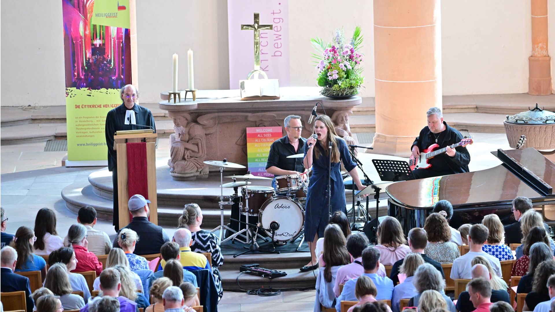 Zum Taylor-Swift-Gottesdienst 2024 kamen zahlreiche Menschen.Foto: IMAGO/epd/IMAGO/Thomas Lohnes Zum Taylor-Swift-Gottesdienst 2024 kamen zahlreiche Menschen.Foto: IMAGO/epd/IMAGO/Thomas Lohnes