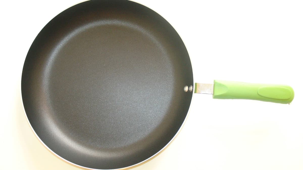 PTFE (Teflon) gehört zu den PFAS: Diese Ewigkeitschemikalien sind biologisch nicht abbaubar und belasten die Umwelt bereits bei der Herstellung massiv. Gefahr durch Überhitzung: Ab 360 °C setzen PTFE-beschichtete Pfannen giftige Dämpfe frei.Imago/AGB Photo PTFE (Teflon) gehört zu den PFAS: Diese Ewigkeitschemikalien sind biologisch nicht abbaubar und belasten die Umwelt bereits bei der Herstellung massiv. Gefahr durch Überhitzung: Ab 360 °C setzen PTFE-beschichtete Pfannen giftige Dämpfe frei.Imago/AGB Photo