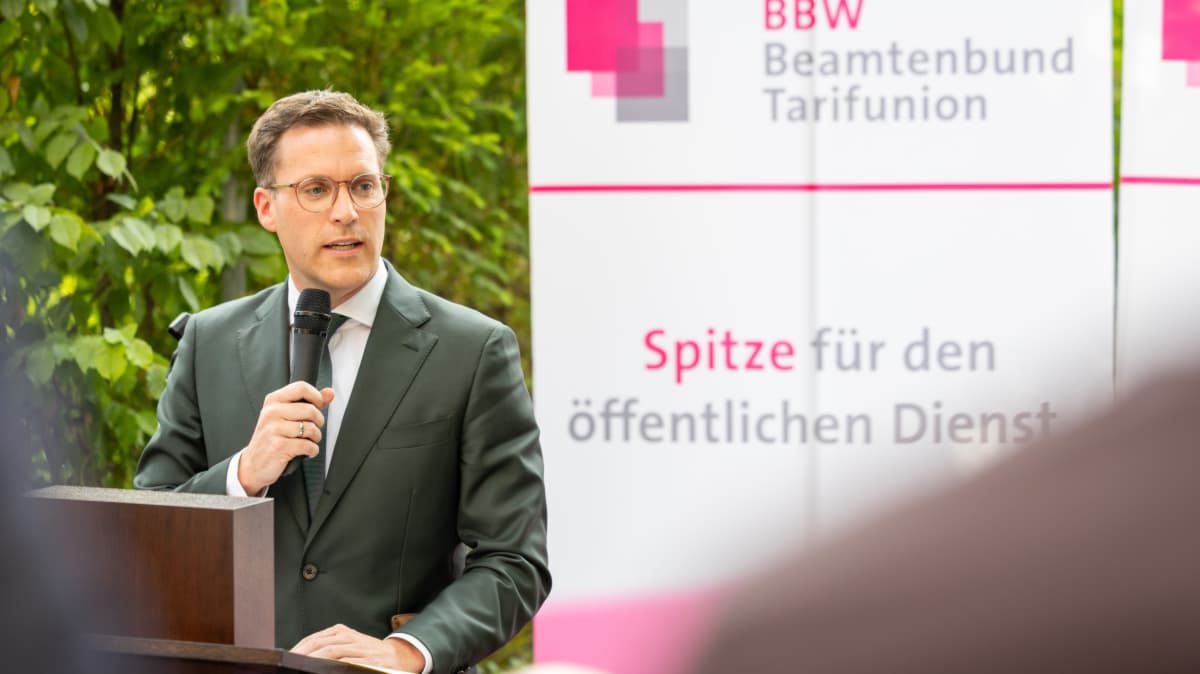 Innenminister Manuel Hagel gibt sich auf der Terrasse des baden-württembergischen Beamtenbundes sehr wohlwollend.Frank Eppler Innenminister Manuel Hagel gibt sich auf der Terrasse des baden-württembergischen Beamtenbundes sehr wohlwollend.Frank Eppler