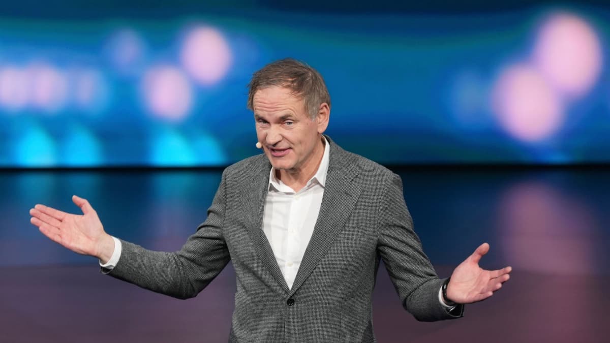 VW-Chef Oliver Blume or der „Auto China 2026“ in Peking: Der Wettbewerb aus China ist immens stark.<span class='image-autor'>Ng Han Guan/AP/dpa</span>