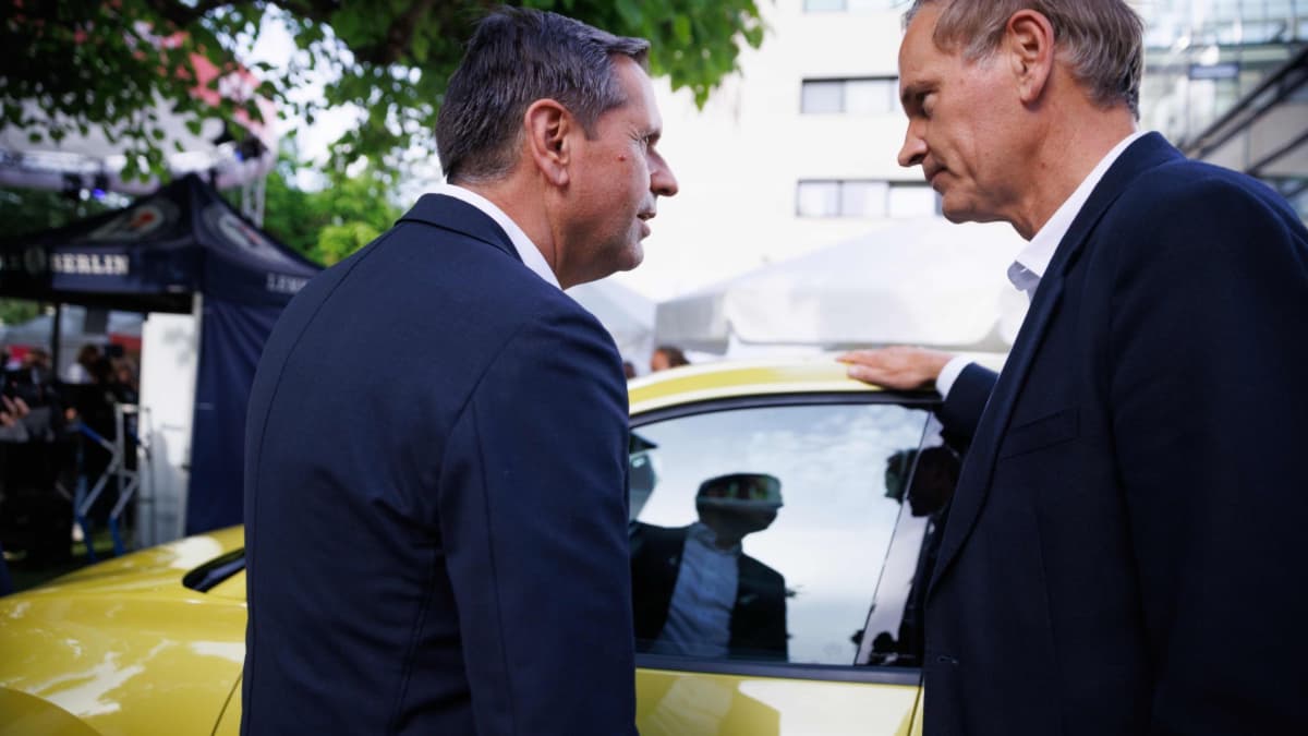 Der niedersächsiche Ministerpräsident Olaf Lies (SPD, links) hat eine Schlüsselrolle bei den Kürzungsplänen im VW-Konzern. Kann und will er Oliver Blume stoppen?Carsten Koall/dpa Der niedersächsiche Ministerpräsident Olaf Lies (SPD, links) hat eine Schlüsselrolle bei den Kürzungsplänen im VW-Konzern. Kann und will er Oliver Blume stoppen?Carsten Koall/dpa