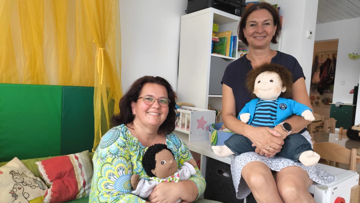 Gabriele Pietsch (links) und Birgit Seifried betreuen in Musberg acht Kleinkinder. Weil sie finden, dass sie Glückpilze sind, haben sie ihr Angebot auch so genannt.<span class='image-autor'>Natalie Kanter</span>