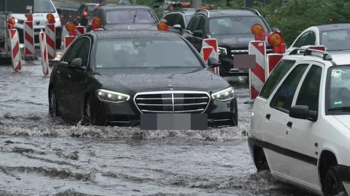 Wo fängt die Straße an, wo hört sie auf? Das war bei den Wassermassen teilweise nicht mehr zu erkennen.<span class='image-autor'>Fotoagentur Stuttgart/Andreas Rosar</span>