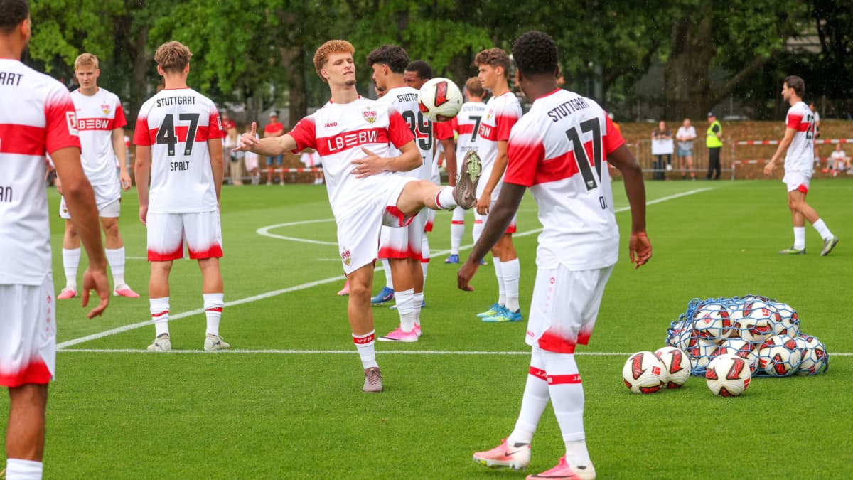 Trainingsauftakt beim VfB Stuttgart mit Lazar Jovanovic (MItte) vor rund 1000 Stuttgarter Fans auf dem Platz „M1“ gegenüber des Schlienzstadions.Baumann/Alexander Keppler Trainingsauftakt beim VfB Stuttgart mit Lazar Jovanovic (MItte) vor rund 1000 Stuttgarter Fans auf dem Platz „M1“ gegenüber des Schlienzstadions.Baumann/Alexander Keppler