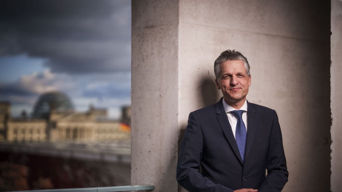 Den neuen Arbeitsplatz im Hintergrund. Kanzleramtschef Thorsten Frei wird neuer Chef der Unionsfraktion im Bundestag.Photothek Media Lab Den neuen Arbeitsplatz im Hintergrund. Kanzleramtschef Thorsten Frei wird neuer Chef der Unionsfraktion im Bundestag.Photothek Media Lab