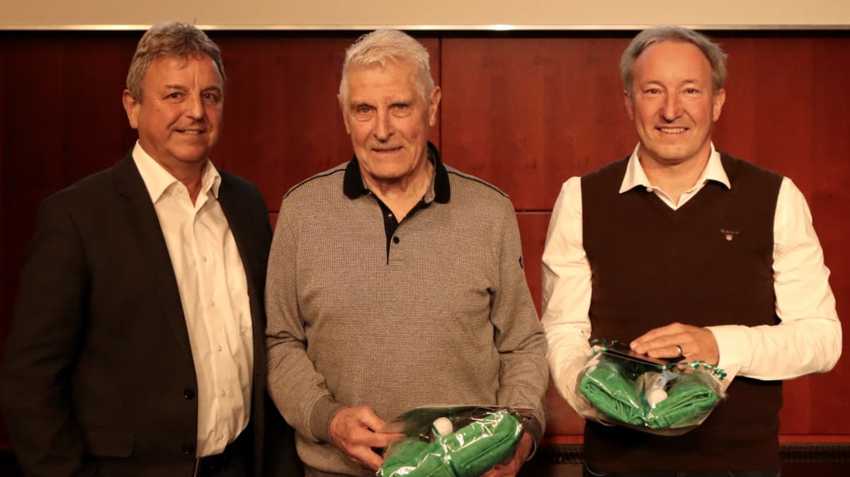 Große Verdienste für den VfL Herrenberg: Der Vorstandsvorsitzende Werner Rilka ernennt Walter Müller und Markus Rühle (v. li.) zu Ehrenmitgliedern des Vereins.<span class='image-autor'>Jürgen Renner</span>