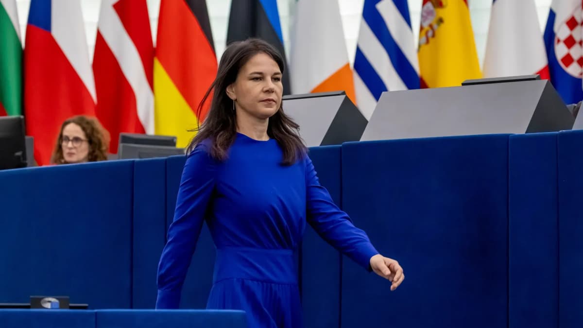 Nur ein Dasein als brave Hausfrau und fürsorgliche Mutter kann man sich bei Annalena Baerbock gar nicht vorstellen. Die Völkerrechtlerin braucht das diplomatische Rampenlicht, um ihre feministische Außenpolitik erstrahlen zu lassen.<span class='image-autor'>Christophe Petit Tesson/EPA/dpa</span>