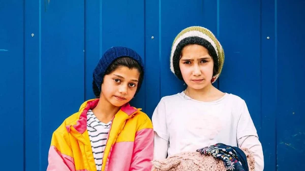 Zainab (rechts) und Nida, die mit ihren Familien aus Afghanistan geflüchtet sind, kommen neben vielen anderen Kindern im Buch „Manchmal male ich ein Haus für uns“ zu Wort.<span class='image-autor'>Alea Horst/Klett-Kinderbuch</span>