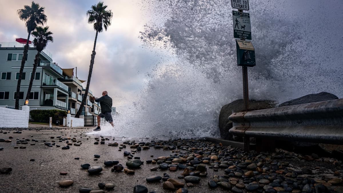 Kalifornien wird während einer historischen El-Niño-Saison von ungewöhnlich hohen Wellen heimgesucht.Jake Lee Green/ZUMA Press Wire/dpa Kalifornien wird während einer historischen El-Niño-Saison von ungewöhnlich hohen Wellen heimgesucht.Jake Lee Green/ZUMA Press Wire/dpa