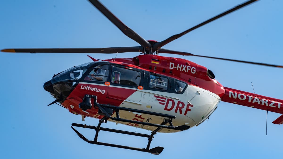 Ein Rettungshubschrauber brachte die Verletzten in ein Krankenhaus (Symbolbild).Stefan Sauer/dpa Ein Rettungshubschrauber brachte die Verletzten in ein Krankenhaus (Symbolbild).Stefan Sauer/dpa