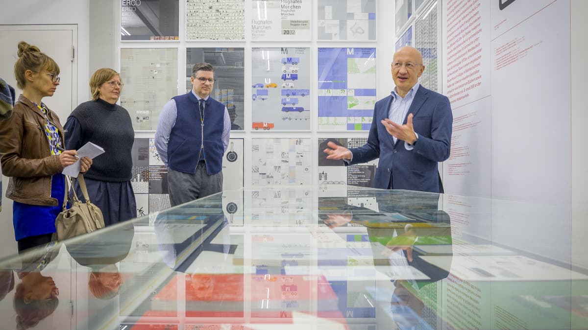 Beim Pressetermin auf dem Kuhberg: HfG-Archiv-Leiter Martin Mäntele zeigt die Otl-Aicher-Abteilung, Links neben ihm die Sammler und Kuratoren Jens Müller und Katharina Sussek.Matthias Kessler Beim Pressetermin auf dem Kuhberg: HfG-Archiv-Leiter Martin Mäntele zeigt die Otl-Aicher-Abteilung, Links neben ihm die Sammler und Kuratoren Jens Müller und Katharina Sussek.Matthias Kessler