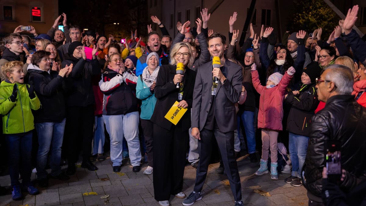 Stefanie Anhalt und Corvin Tondera-Klein zählen zu den acht Moderatoren, die in diesem Jahr die SWR1 Hitparade präsentieren.SWR - Südwestrundfunk/obs/dpa Stefanie Anhalt und Corvin Tondera-Klein zählen zu den acht Moderatoren, die in diesem Jahr die SWR1 Hitparade präsentieren.SWR - Südwestrundfunk/obs/dpa