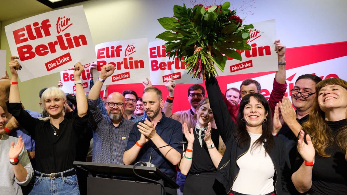 Alles Antisemiten oder Clan-Freunde? Sicher nicht, sagt Dietmar Bartsch. Um Elif Eralp (mit Blumenstrauß) zur Regierenden Bürgermeisterin in Berlin zu machen, müssen die Linken noch viel Überzeugungsarbeit leisten. Anderswo geht es bei der Linkspartei ruhiger und staatstragender zu.Sebastian Gollnow/dpa Alles Antisemiten oder Clan-Freunde? Sicher nicht, sagt Dietmar Bartsch. Um Elif Eralp (mit Blumenstrauß) zur Regierenden Bürgermeisterin in Berlin zu machen, müssen die Linken noch viel Überzeugungsarbeit leisten. Anderswo geht es bei der Linkspartei ruhiger und staatstragender zu.Sebastian Gollnow/dpa