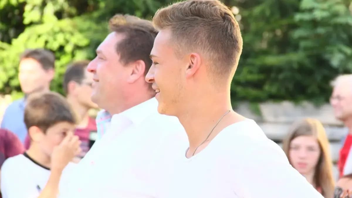 Seite an Seite mit Papa Berthold: 2016 wird der damalige EM-Shootingstar Joshua Kimmich in seiner Heimatgemeinde mit einem großen Festzug gefeiert (Archivbild).<span class='image-autor'>@johnstone</span>