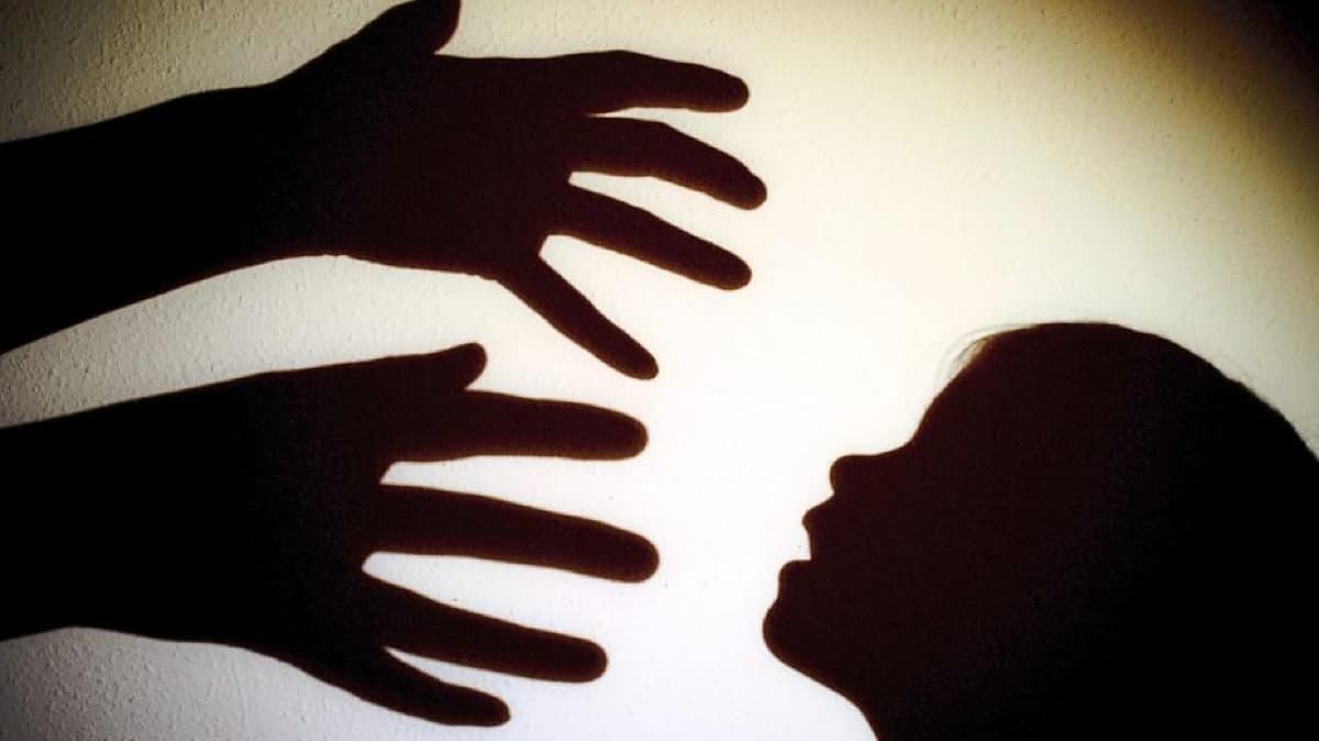 Ein Pflegevater aus dem Kreis Calw wurde nun für den Missbrauch an zwei Pflegetöchtern zu einer mehrjährigen Haftstrafe verurteilt. (Symbolbild)Pleul/dpa Ein Pflegevater aus dem Kreis Calw wurde nun für den Missbrauch an zwei Pflegetöchtern zu einer mehrjährigen Haftstrafe verurteilt. (Symbolbild)Pleul/dpa