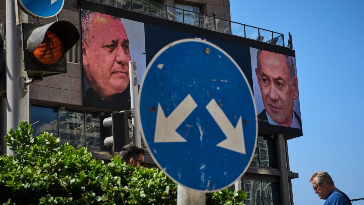 Vor den Wahlen in Israel: Ein Mann geht an einer Werbung vorbei, auf der der israelische Ministerpräsident Benjamin Netanjahu (r) und sein Hauptkonkurrent, der Oppositionskandidat Gadi Eisenkot, im Vorfeld der Parlamentswahlen in Israel zu sehen sind. Am 27. Oktober soll ein neues israelisches Parlament gewählt werden.Oded Balilty/AP/dpa Vor den Wahlen in Israel: Ein Mann geht an einer Werbung vorbei, auf der der israelische Ministerpräsident Benjamin Netanjahu (r) und sein Hauptkonkurrent, der Oppositionskandidat Gadi Eisenkot, im Vorfeld der Parlamentswahlen in Israel zu sehen sind. Am 27. Oktober soll ein neues israelisches Parlament gewählt werden.Oded Balilty/AP/dpa