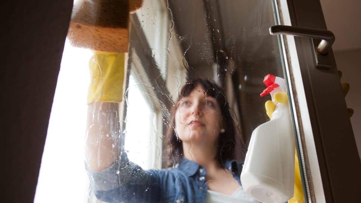 So putzt man die Fenster richtig.Silvia Marks/dpa-mag/dpa So putzt man die Fenster richtig.Silvia Marks/dpa-mag/dpa