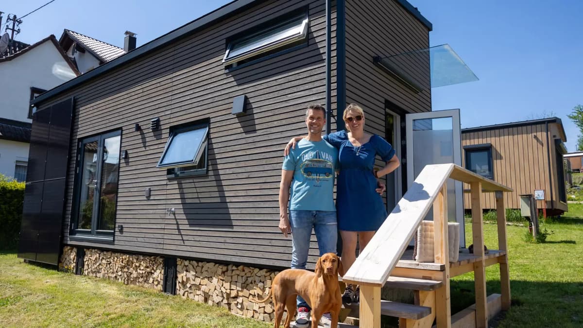 Sascha Weisel, seine Partnerin Iris Przybille sowie Hündin Angel vor dem Tiny House in Karlsbad.<span class='image-autor'>Privat</span>